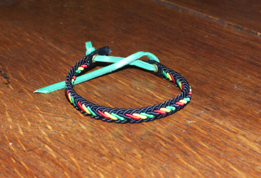 Bracelet tressé Noir Rouge Jaune Vert