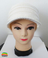 Bonnet blanc cassé avec visière